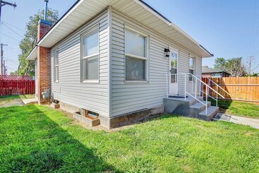 Vakantiehuisje Pet Friendly Home W/ Fenced Yard & Game Room!