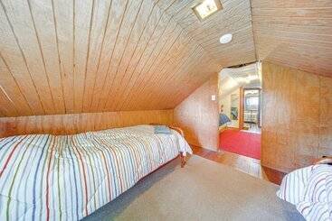 Steps To Lake + Public Boat Ramp: Edinboro Cottage