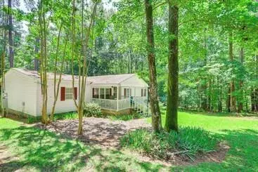 Mökkimajoitus Pet Friendly Sparta Retreat: Boat Dock & Fire Pit!