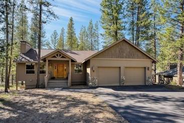 Cottage Quail By Avantstay Great Location + Game Room, Hot Tub, & Deck!