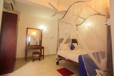 Hotel Tharanga Surfing Villa