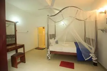 Hotel Tharanga Surfing Villa