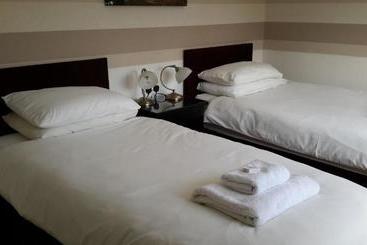 تختخواب و صبحانه The School House