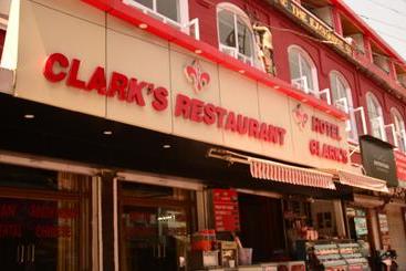 ホテル Clarks