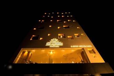 Отель The Maureen