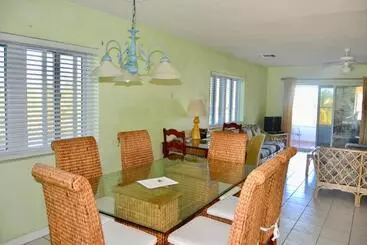 استراحتگاه Waterway Condos