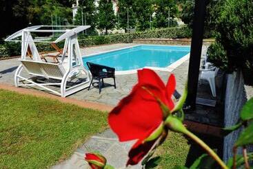 تختخواب و صبحانه Rosmarino