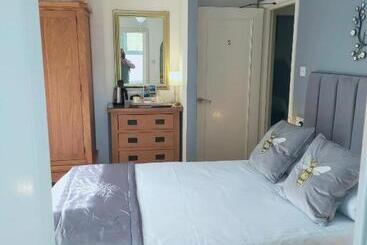 تختخواب و صبحانه The Groveside Guest House