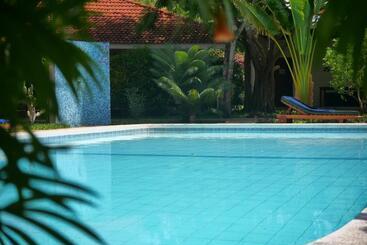 تختخواب و صبحانه Diani Cottages