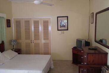 ツーリストアパートメント Ocho Rios Cinnamon Villas