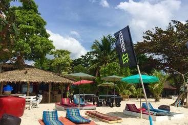 Dancing Elephant Beach Club   Hostel