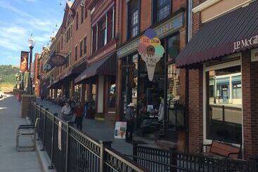 Midnight Rose & Mcgills Hotel & Casino