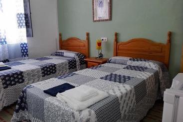 هتل Hostal Villa Mercedes