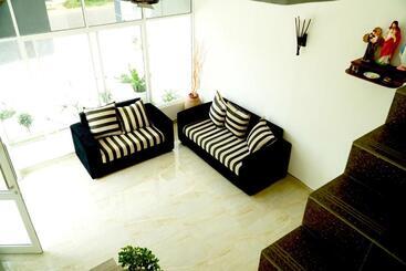 בית מלון כפרי Airport 4 Season Transit