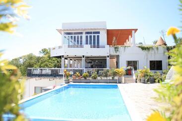 La Cecile Hotel And Cafe Komodo