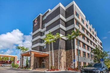 ホテル Comfort Suites Fort Lauderdale Airport & Cruise Port