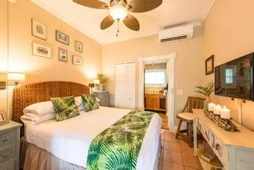 Hotel Andrews Inn & Garden Cottages