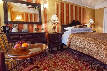 هتل Riverside Inn