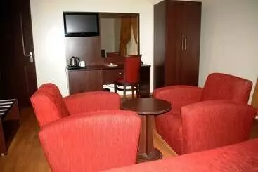 Hotel Grand Inn & Suites