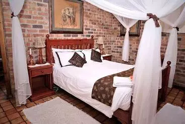 هتل Antelope Park Safari Lodge