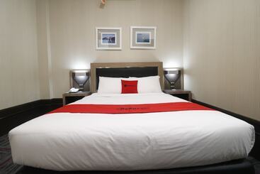 ホテル Reddoorz Near Taman Bekapai