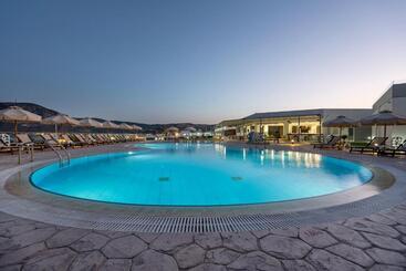 בית מלון כפרי Royal Bay Suites