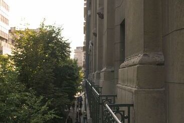 هتل City Nest Modern & Cozy Suites