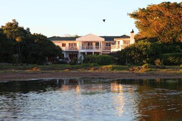 פנסיון Waterfront Lodge