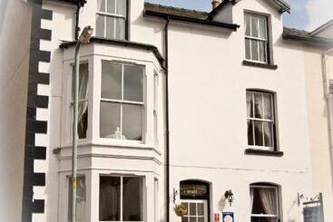 Pensione Leonards Field House