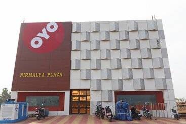 Hotelli Oyo 28645 Nirmalya Plaza