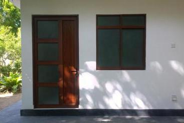 Pension (Hôtel basse catégorie) Augusto @ Midigama