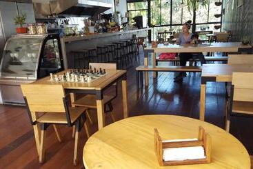 هاستل Outbox Inn