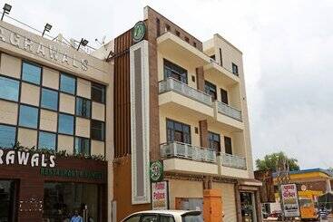 Oyo 17066 Hotel Pushpa Palace