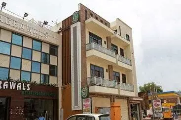 Oyo 17066 Hotel Pushpa Palace