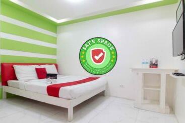 Отель Reddoorz At Dbuilders Rooms Lower Bicutan