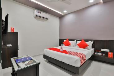 Hotel Oyo 16383 Raj Palace