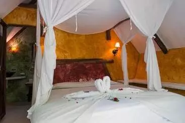 هتل Hacienda Tijax Jungle Logde