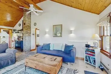 Mökkimajoitus Lovely Home With Harbor Views, Gas Grill, Streaming, W/d, & Gourmet Range