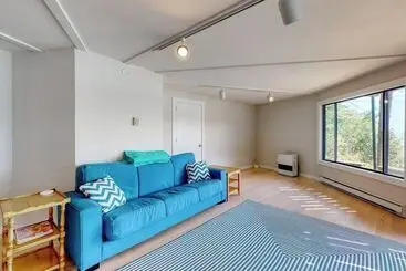 Mökkimajoitus Unique Oceanfront Home With A Deck, Tons Of Natural Light, & Amazing Views