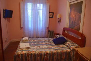 פנסיון Pensión "la Marina"