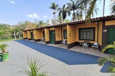 Pension (Hôtel basse catégorie) Chales Vila Da Serra