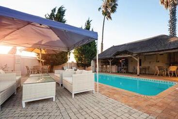 Hotel Russells On The Port