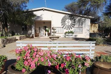 هتل Terra Rouge Guestfarm & Sonstraal Farmhouse