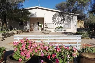 هتل Terra Rouge Guestfarm & Sonstraal Farmhouse