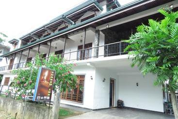 פנסיון Shadow Inn Ella