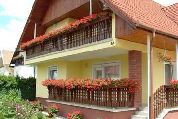 펜션 Zsuzsi Vendégház