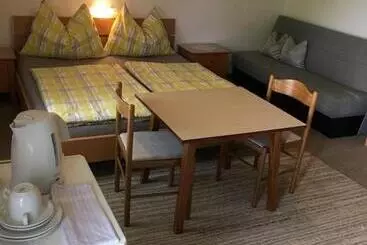 ペンション Gästehaus Jedinger