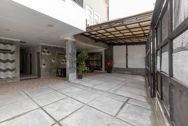 Pension Reddoorz Plus @ Cipete Damai