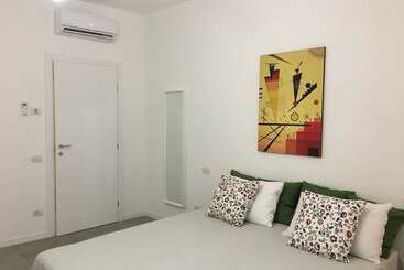 تختخواب و صبحانه Room Center Station 2