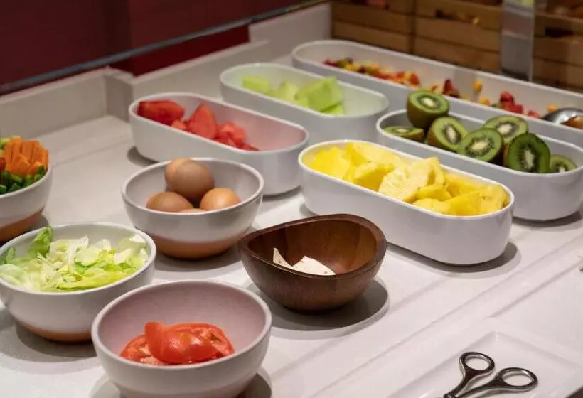 Отель Catalonia Mikado